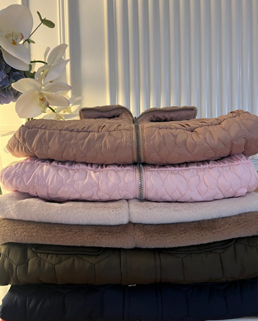 Aurea Quiltad Väst med Fuskpäls